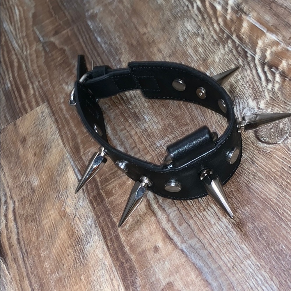 DOLLS KILL SPIKE CHOKER 👁🖤
